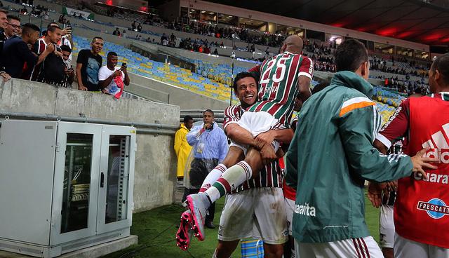 Fred comemorou o gol junto de Wellington e pediu mais apoio da torcida ao lateral