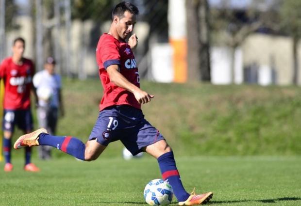 Regularizado, Christián Vilches pode reforçar a defesa do Atlético Paranaense contra a Ponte Preta