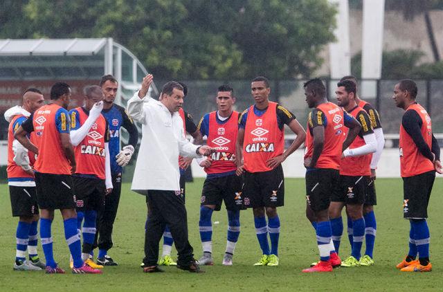 Primeiro desafio de Roth em seu retorno será contra o Flamengo; Vasco busca 1ª vitória no clássico