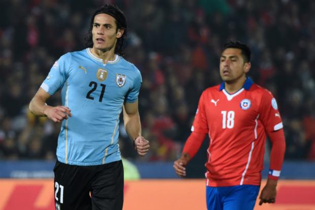 Jara (à dir.) se estranhou com Cavani ao longo da partida e cavou a expulsão do adversário em provocação controversa (Foto: Pablo Porciuncula)