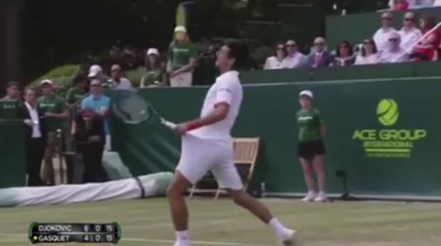 Contra Gasquet, Djokovic encaixou a bolinha dentro de seu calção após chutá-la para cima