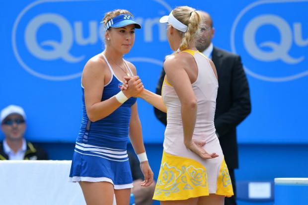 Alegando dores nas costas, Wozniacki desistiu da semifinal; será a segunda final de Bencic na grama neste mês