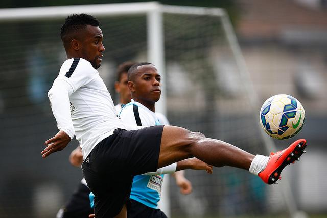 Depois de completar 100 jogos pelo Peixe, Cicinho será emprestado a time da Bulgária