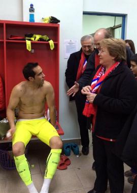 Presidente Bachelet e goleiro Claudio Bravo