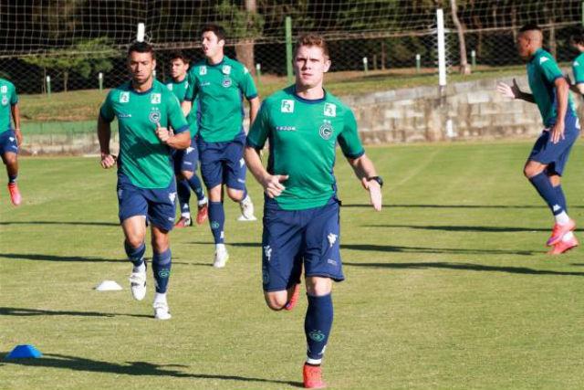 Elenco do Goiás quer vitória para se afastar da zona de rebaixamento (Foto: Goiás)