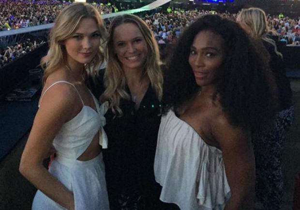 As amigas Caroline Wozniacki e Serena Williams aproveitaram o show da cantora norte-americana Taylor Swift