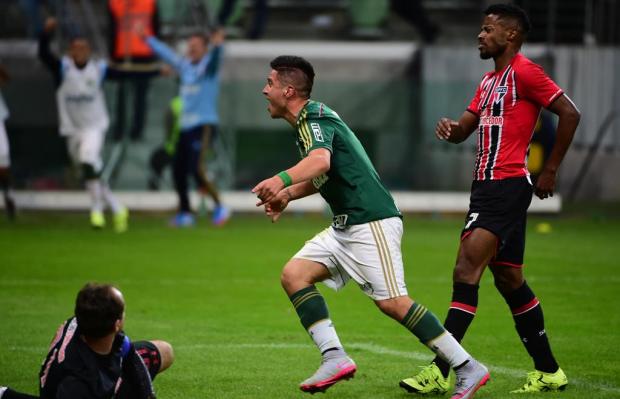 O argentino Cristaldo saiu do banco de reservas para dar números finais à goleada no Palestra