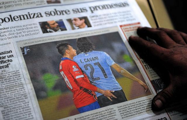 'Mão boba' de Jara em Cavani estampou capa dos jornais, mas provocação do chileno foi mais além