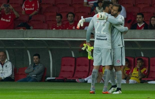 O goleiro Alisson lesionou a coxa contra o Santos e foi substituído aos 13 minutos por seu irmão Muriel