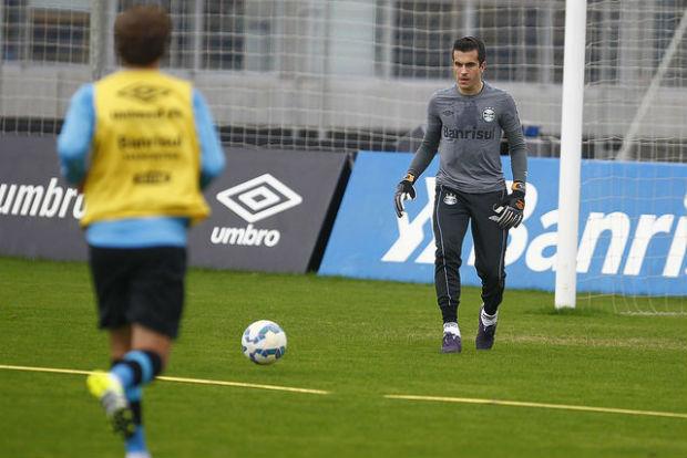 O goleiro Marcelo Grohe voltou aos treinos com o elenco gremista na tarde desta segunda-feira