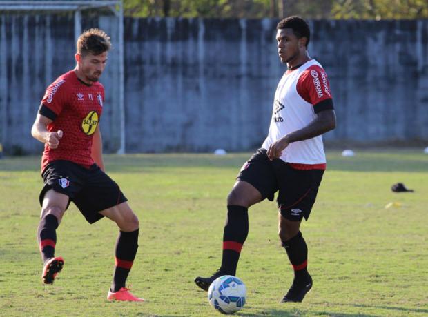 O volante Anselmo (D) cumpriu suspensão pelo terceiro amarelo e volta para o jogo contra o Fla