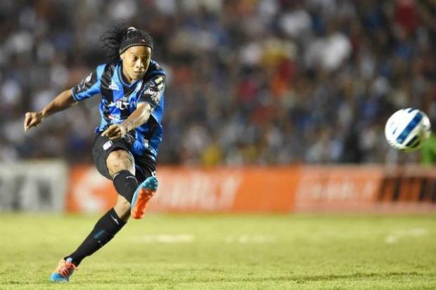 O meia Ronaldinho Gaúcho pode ser o novo reforço do Antalyaspor, da Turquia (Foto: Yuri Cortez)