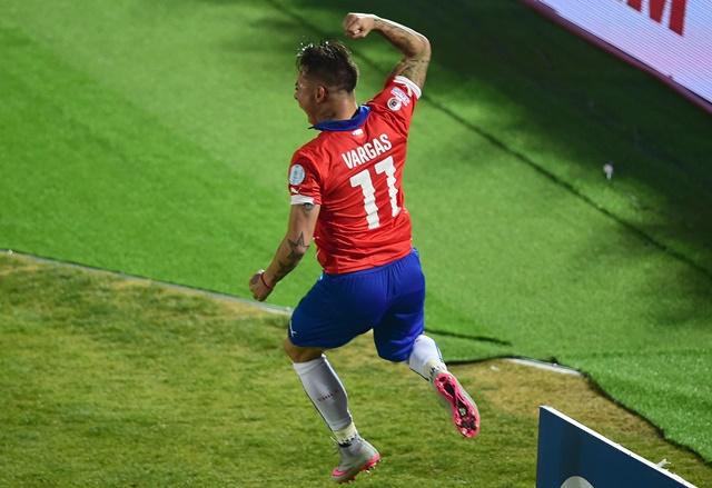 Eduardo Vargas, artilheiro, foi o responsável por marcar os dois gols do Chile dar a vitória à equipe