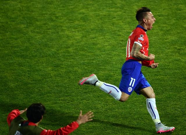 Eduardo Vargas foi o grande nome do Chile na vitória sobre o Peru, e marcou dois gols decisivos