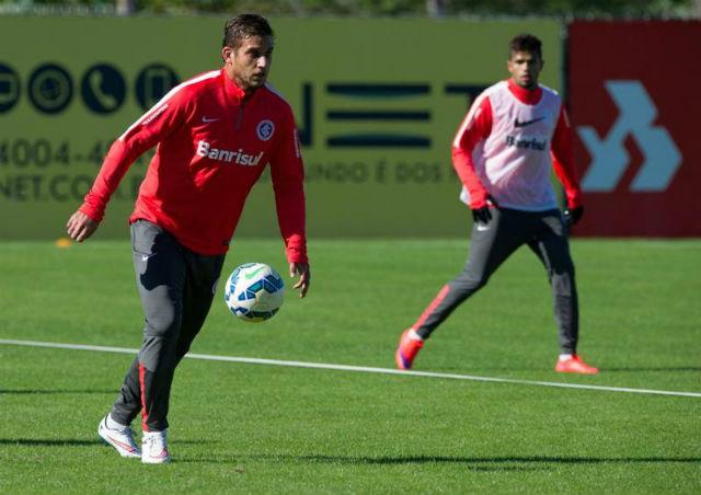 Entre tantas mudanças no time, Aguirre deve manter Rafael Moura ao lado de Nilmar na linha de frente do ataque