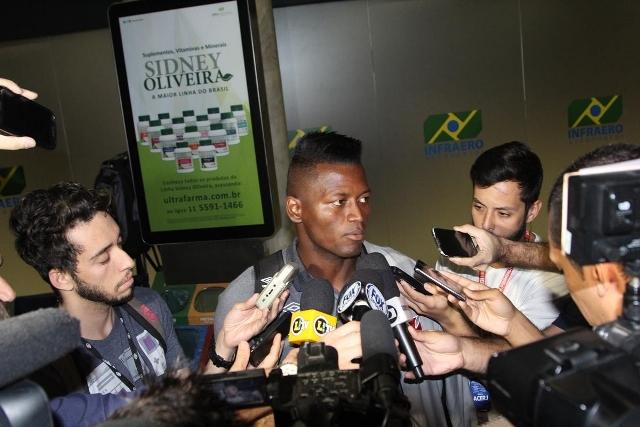 Colombiano foi cercado pela imprensa no desembarque vascaíno depois da vitória sobre o Flamengo, em Cuiabá (Foto: Paulo Fernandes)