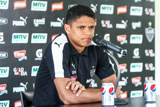 Douglas Santos sabe que Coritiba apresentará perigo ao Galo por situação apertada no Brasileiro
