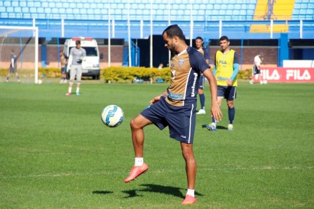 Durante os treinos, Kleina tem feito testes no meio-campo da equipe (Foto: André Palma Ribeiro/Avaí FC)