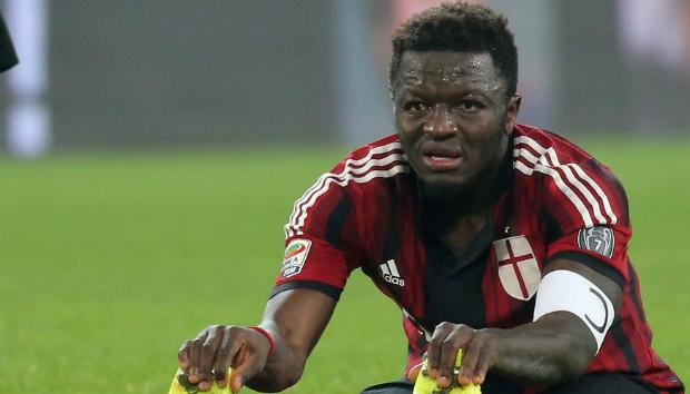Sulley Muntari assinou com o Milan ao fim da temporada 2011/2012