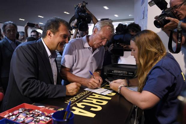 Cruyff (D) declarou apoio a Laporta (E) nas eleições do Barcelona (Foto: LLUIS GENE / AFP)