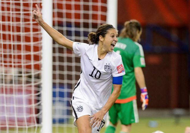 Carli Llyod abriu a contagem para as norte-americanas cobrando pênalti (Foto: Minas Panagiotakis)