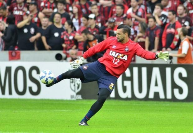 O goleiro Weverton conta com o apoio da torcida rubro-negra para manter o tabu sobre o São Paulo na Arena