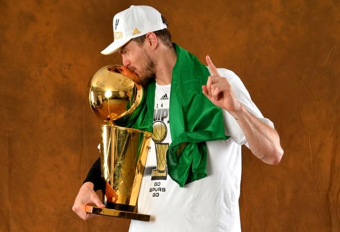 Com a camisa dos Spurs, Tiago Splitter foi o primeiro brasileiro campeão da NBA