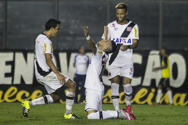 Rafael Silva (em pé) comemora gol marcado pelo Vasco na vitória sobre o Avaí, em São Januário (Foto: Paulo Fernandes)