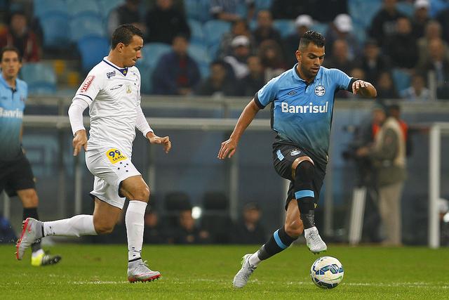 Leandro Damião não foi capaz de ajudar o Cruzeiro a evitar a derrota para o Grêmio fora de casa nesta quarta