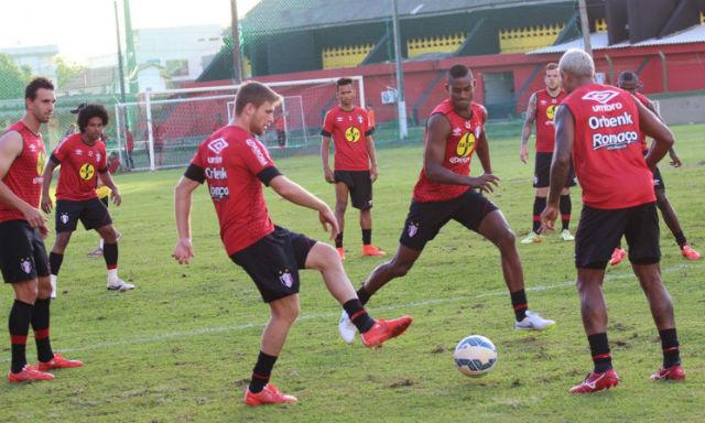 Adilson acredita que elenco precisa trabalhar mais jogadas individuais (Foto: Divulgação/JEC)