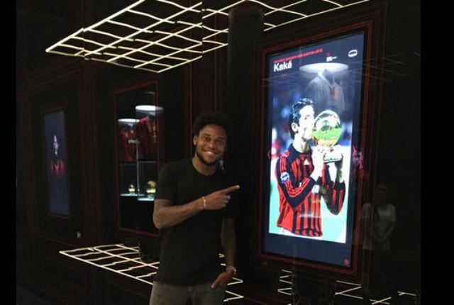 Luiz Adriano assinou com o clube de Milão até 2020 e espera ajudar clube a voltar a ser campeão (Foto: Reprodução/Twitter)