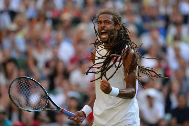 Dustin Brown surpreende e avança em mais uma etapa de Wimbledon (Foto: GLYN KIRK / AFP)