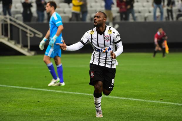 Vagner Love aproveitou erro da defesa adversária para fechar o placar já nos acréscimos