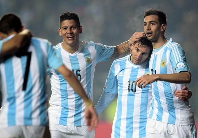 Javier Pastore abraça Messi: volante sabe de sua importância para a seleção argentina neste momento do torneio