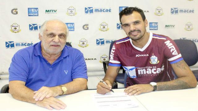 Goleiro Rafael assinou contrato até abril de 2016 e chega para buscar o acesso (Foto: Divulgação/Macaé EC)
