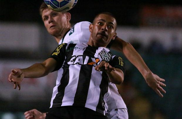 O atacante Clayton marcou belo gol na vitória do Figueirense sobre o Goiás (Foto: Luiz Henrique)