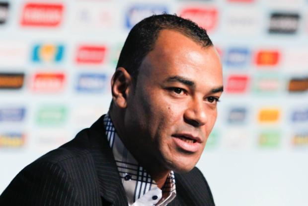 Cafu ergueu a taça do penta em 2002, no Japão, em uma época mais respeitosa da Seleção