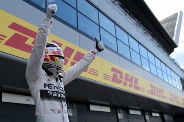Lewis Hamilton superou Nico Rosberg e fez a pole em Silverstone