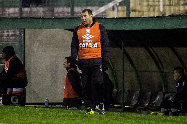 Celso Roth acha que Vasco pressionou adversário mesmo tendo dois jogadores a menos (Foto: Paulo Fernandes/Vasco.com.br)