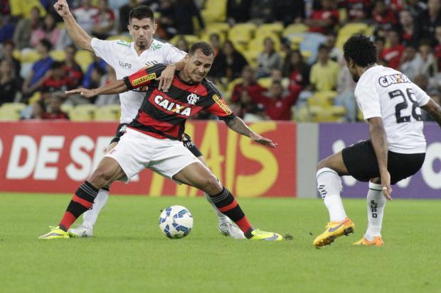 Alan Patrick lutou, mas o Flamengo foi derrotado com gol no fim do jogo pelo Figueira