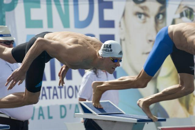 O brasileiro Cesar Cielo ficou atrás de Florent Manaudou e levou a prata na França (Foto: Thierry Zoccolan)