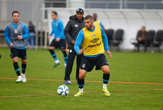 Edinho busca provar seu valor a Roger Machado após ter sido relegado ao banco por Felipão