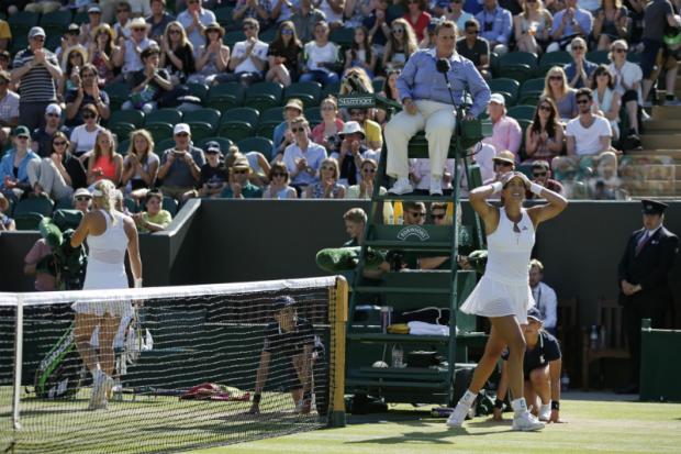 Caroline Wozniacki caiu diante de Garbiñe Muguruza, que alcançou as quartas de final