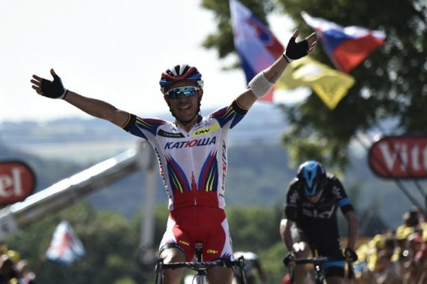 Rodriguez foi o primeiro a cruzar a linha de chegada; Froome, em 2º, assumiu a ponta e vai pedalar de amarelo