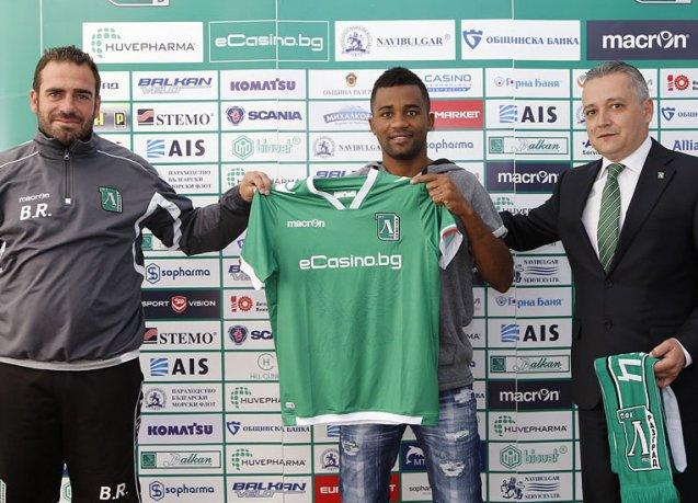 Ludogorets oficializou a contratação do lateral direito Cicinho, que rescindiu com o Santos e está na Europa desde junho
