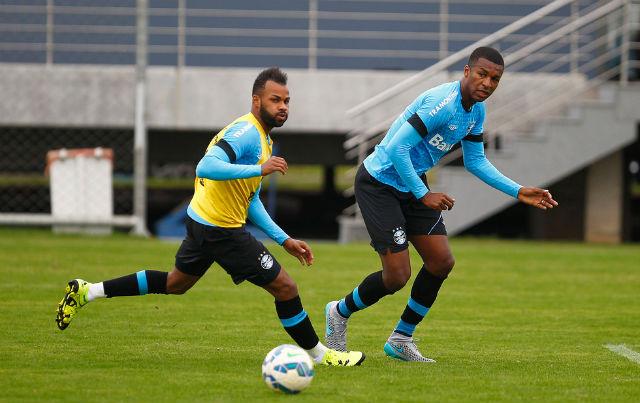 Atacante Fernandinho (E), repatriado à pedido do técnico, deve enfrentar Chape; Maxi fica de fora