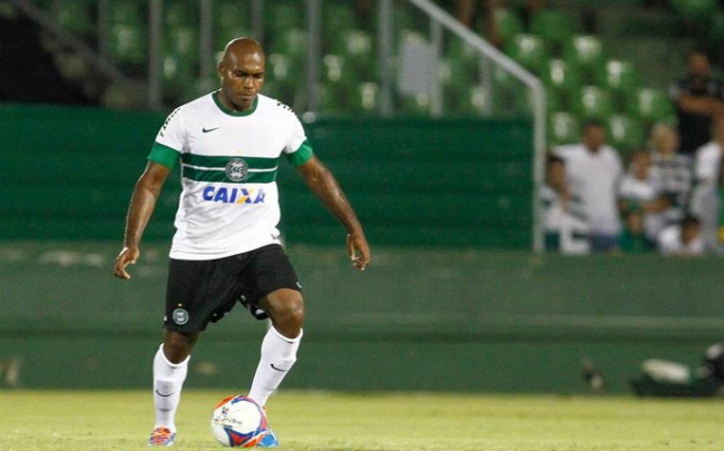 Após cumprir suspensão, Luccas Claro está de volta ao time titular do Coxa