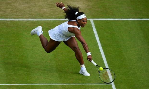 Em duelo que reúne sete títulos de Wimbledon, Serena enfrenta Sharapova na semifinal