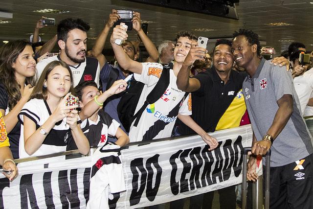 Andrezinho foi muito assediado pelos torcedores vascaínos durante o desembarque em Brasília nesta terça-feira
