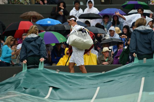 Roger Federer vencia Gilles Simon por 6/3 e 6/5, quando a chuva atingiu a quadra 1 do All England Club (Foto: Glyn Kirk)